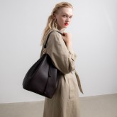 ALESSA Drawstring Bag in Grained Black 
