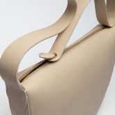 MONA Handtasche in Halbmondform in Sand
