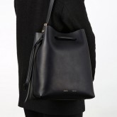SUKI Bucket Bag in Schwarz